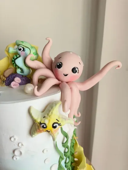 Look at this cute, hand-sculpted octopus! It's one of the many friendly sea creatures on the underwater cake.