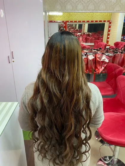 Another angle of this gorgeous balayage, showing how the colors blend from a darker root to lighter ends. This technique ensures a low-maintenance, natural grow-out.