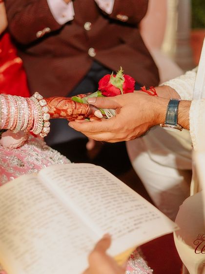 A moment of offering during the wedding rituals, symbolizing respect and the beginning of a shared life. These traditions are at the heart of the celebrations we plan.
