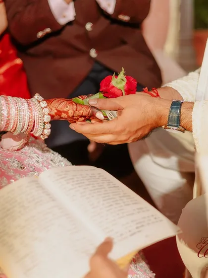 A moment of offering during the wedding rituals, symbolizing respect and the beginning of a shared life. These traditions are at the heart of the celebrations we plan.