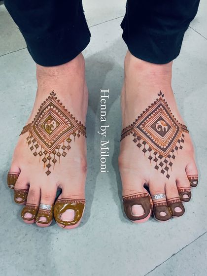 A modern, geometric design for the feet, featuring a central diamond shape with a small elephant inside. Perfect for Teej or other festivals.
