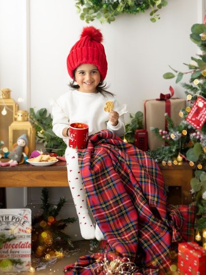 Taking a little break for cookies and hot cocoa. My Christmas setup includes plenty of festive details to create a warm and inviting atmosphere for your child's photos.