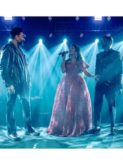 The bride, Deeksha, gets a chance to sing on stage with Shekhar Ravjiani. It was a completely unexpected and magical moment that left everyone mesmerized.