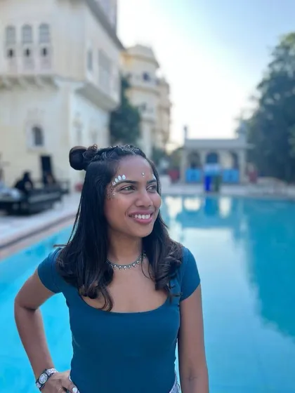 A client at the Alsisar Mahal with a simple white gem bindi design. It's a classic and beautiful look that suits the stunning location.