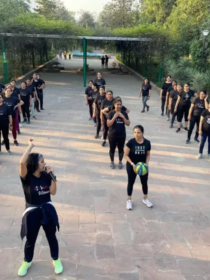 Taking our workout outdoors! I love organizing these group fitness sessions in the park. It's a fantastic way to enjoy the fresh air, build community, and work on functional strength together. This is a great example of the variety I bring to my mom fitness routines.