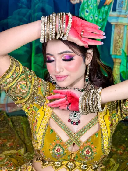A playful pose showing the alta on the hands. Every detail is considered to create a complete and cohesive look.