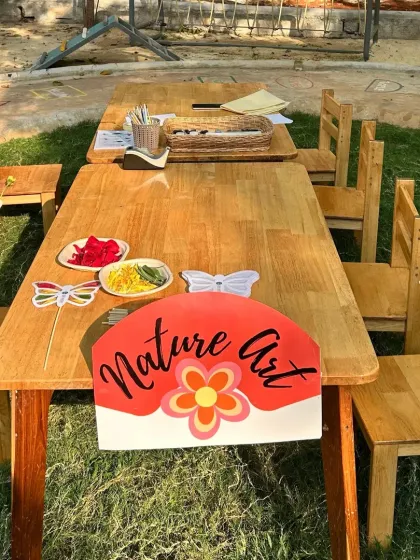 The nature art station is ready for creativity. We set up dedicated, inviting spaces for our craft activities, complete with all the natural materials and tools kids need to bring their imagination to life.