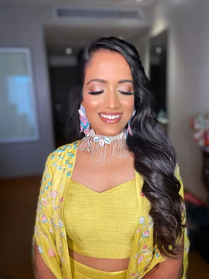 What better than the most natural, skin-like finish for your Haldi? This look for Deepanshi is all about a sun-kissed, dewy glow.