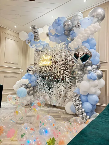 A close-up of the intricate balloon work on the cloud-themed arch.