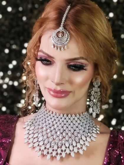 A beautiful, wide American Diamond choker with matching earrings and maang tikka. This set provides a luxurious, diamond-like sparkle at a rental price.
