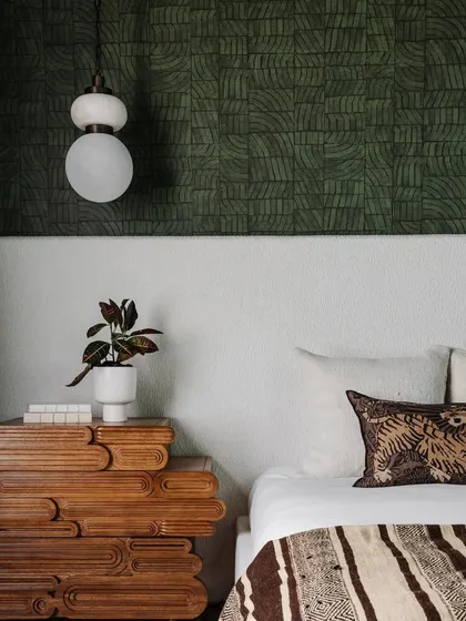 In this primary bedroom, our Voiles de Papier wallpaper in a vibrant green adds depth and emotion. The paper-based texture evokes calm yet exudes confidence, enveloping the room in quiet, effortless sophistication.