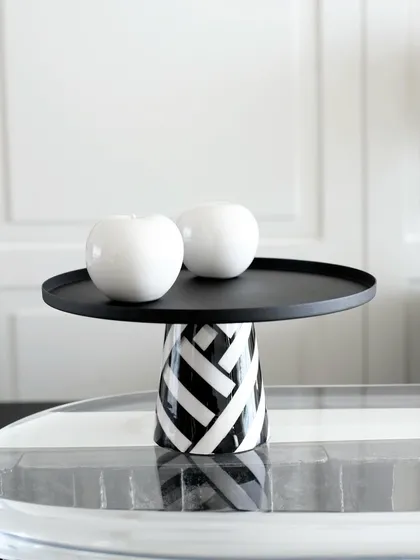 The Uma Black Collection is a study in contrasts. This cake stand, with its bold graphic base and clean lines, shows that simplicity can make the most powerful statement. It is perfect for modern homes that appreciate refined elegance.