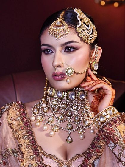 Channeling timeless elegance with a royal glam look. This bride, adorned in heavy kundan jewellery, showcases a powerful and regal look with bold eyes and a flawless glow.
