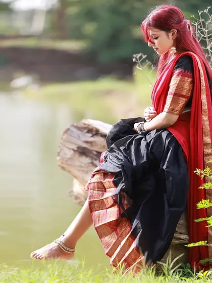 Outdoor half-saree shoots are a personal favorite. The natural light and serene waterside location for this langa voni shoot created a soft, picturesque scene that beautifully showcases this classic ethnic wear style.