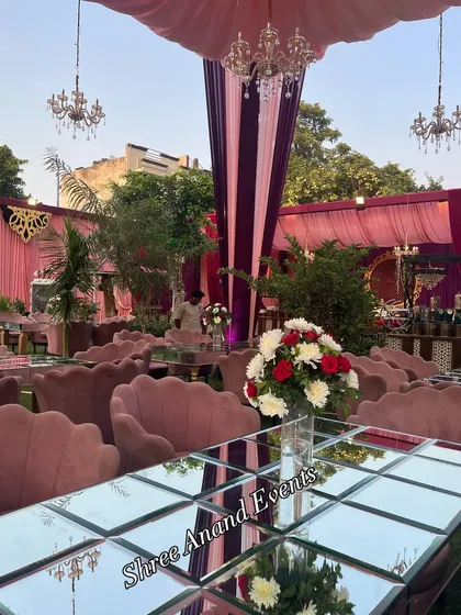 A closer view of the mirrored tables and pink chairs, reflecting the sky and the surrounding decor for a glamorous effect.