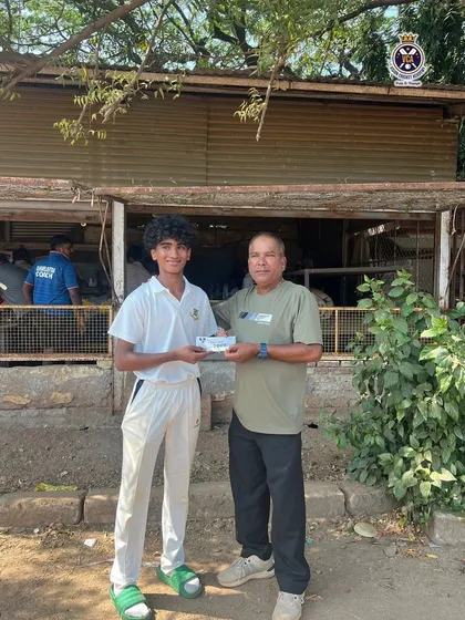 Consistent wicket-taker. Shamik Shettigar receives another award for his performance in the interschool Harris Shield tournament, where he took 4 wickets.