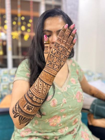 Intricate Bridal Mehendi photo 31
