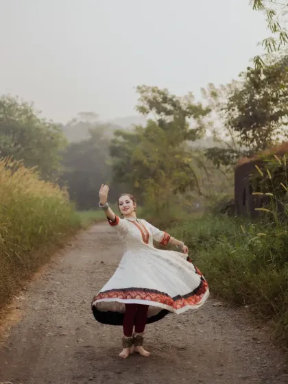 Capturing the grace of movement is a passion of mine. Here, a Kathak dancer is captured mid-twirl on a rustic path, her costume flowing against the soft, misty backdrop. This outdoor dance portrait combines elegance with the beauty of nature.
