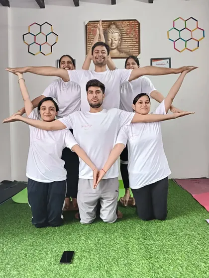 Yoga is better together. Creating this fun star formation shows how we can support each other to build something beautiful. My group classes are all about this feeling of community and shared energy.