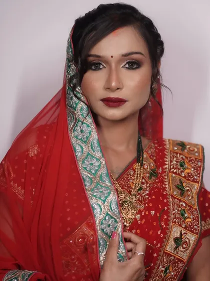 A powerful portrait of the bride, her gaze confident and her makeup flawless. The deep red lip is a classic choice that never fails.