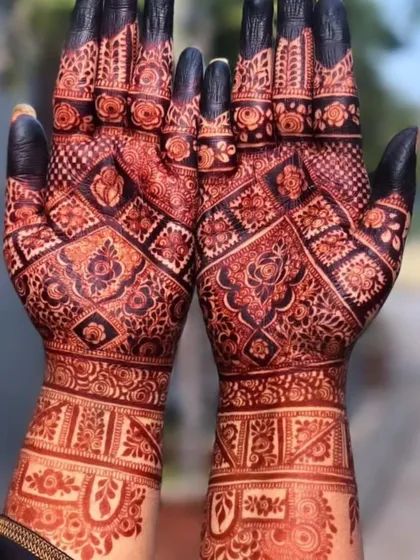 Look at that gorgeous stain! This is the result of my 100% organic henna after just a day. I take great pride in making my own henna paste to ensure you get the darkest, richest, and safest color every single time. 🤩