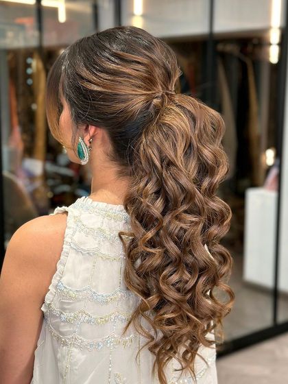 Creating a messy, textured ponytail with lots of volume and movement. This style is perfect for a more relaxed yet glamorous vibe.