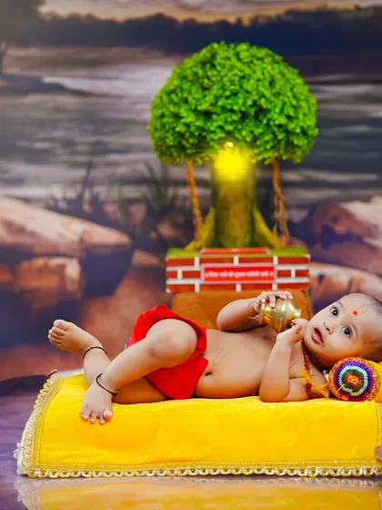 Another adorable reclining pose, this time with the baby looking directly at the camera.