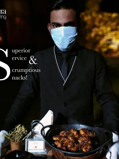 Superior service and scrumptious snacks. Our server, following all hygiene protocols, is ready to serve hot and delicious appetizers to your guests.