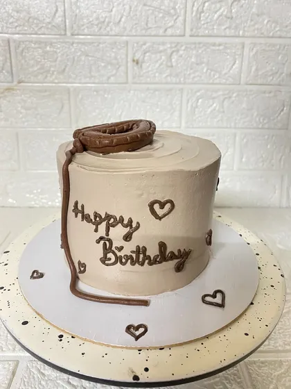 Minimalist love. This simple choco-vanilla cake with a single fondant balloon and tiny hearts is proof that less can be more.