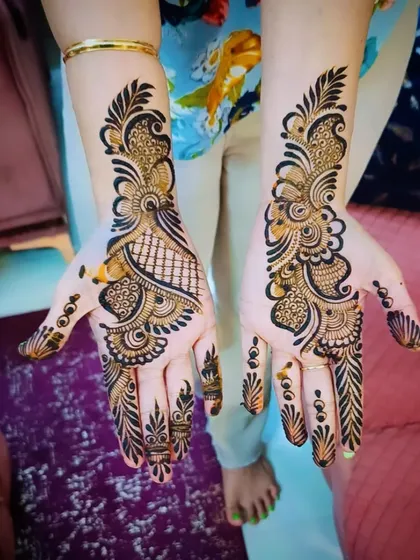 A clear, bright photo of the same peacock-inspired Arabic mehandi.