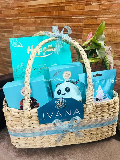 It was a pleasure to collaborate with the luxury jewelry house Ivana by Jindals. I designed these corporate hampers to mirror their brand's grace, using a calming turquoise color palette and filling each basket with premium treats, a ceramic planter, and custom branding.