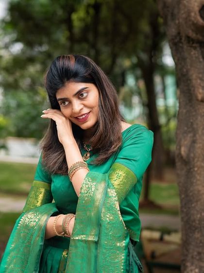 A happy and candid outdoor portrait in a green saree. I aim to capture genuine smiles and moments of joy.