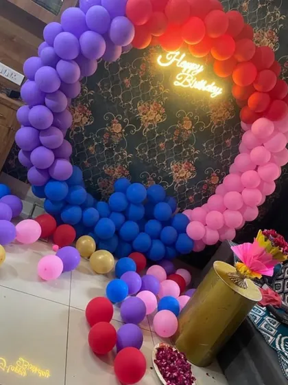 I love creating vibrant, colorful decorations like this rainbow-themed balloon ring. It's a cheerful and eye-catching backdrop for any birthday celebration.