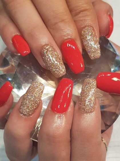 Christmas nails are all ready. This bold holiday look features alternating bright red and dazzling gold glitter nails for a glamorous and festive statement.