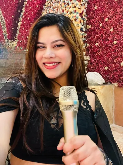 A close-up selfie with my golden mic. Ready to connect with the audience.