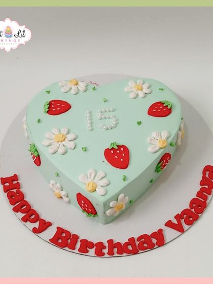 A sweet and fresh heart-shaped cake for a 15th birthday. This mint-green cake is decorated with cute fondant strawberries and daisies.