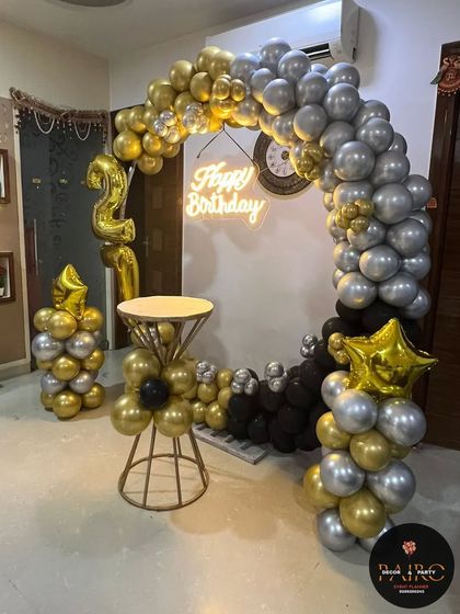 A black, gold, and silver balloon ring for a 21st birthday, a classic and stylish choice for a home party.