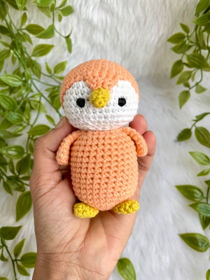 A sweet little penguin keychain in a lovely peach color. These mini animals are perfect for decorating a backpack or keeping your keys company.