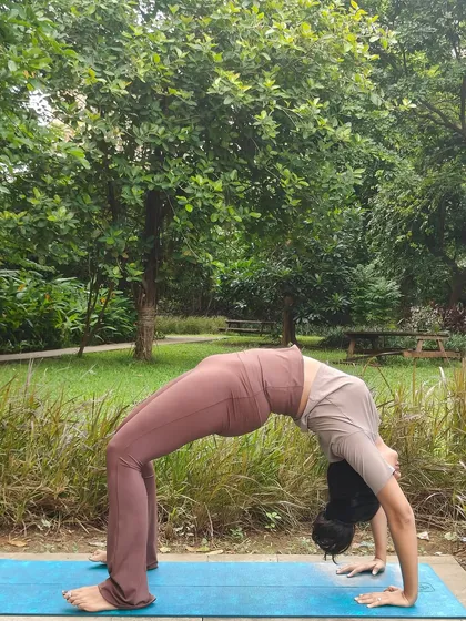 Building back my core strength postpartum was a journey. Poses like Chakrasana (Wheel Pose) not only strengthen the spine and abdomen but also fill you with energy. Consistency is what makes poses like this possible.