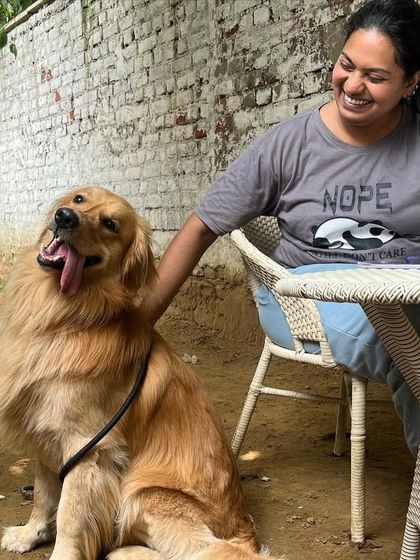 A happy student with her Golden Retriever during the individual training course. These one-on-one sessions allow for personalized coaching.