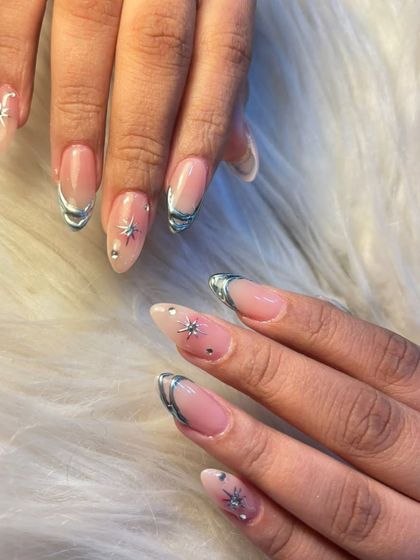 Get ready for concert season with these 3D silver chrome nails. The edgy metallic accents and star-shaped rhinestones create a look that's perfect for a night out, capturing an edgy, futuristic vibe.