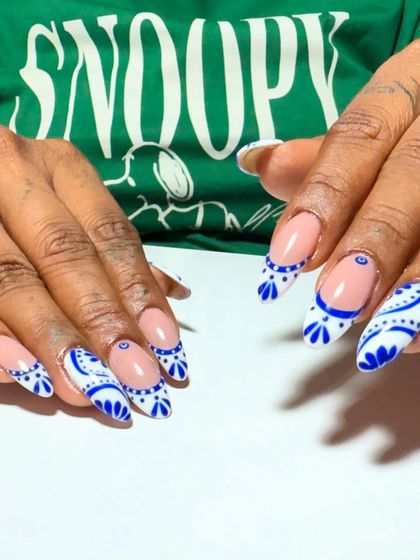 A beautiful blue and white pattern inspired by Portuguese tiles or 'azulejos'. This intricate, hand-painted design is a true testament to artistic skill.