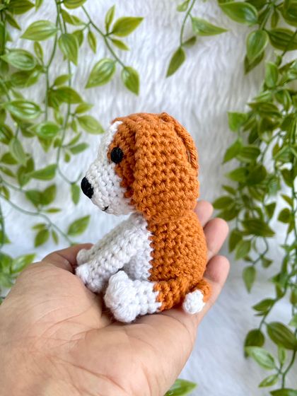 A tiny beagle puppy, small enough to sit in the palm of your hand. This little dog keychain is perfect for any dog lover.