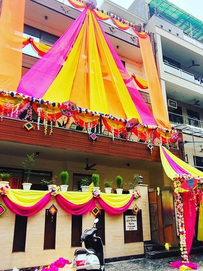 A grand house decoration with a matching entrance canopy, creating a cohesive and impressive welcome for wedding guests.
