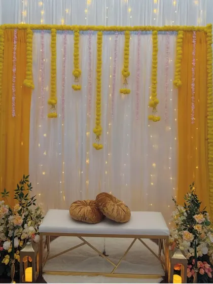 This Haldi decor is bright, beautiful, and effortlessly elegant. The combination of yellow drapes and marigold strings creates a classic and joyful setting.