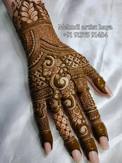 Another angle of the bold paisley Gulf-style design, showing how the pattern curves gracefully on the hand.