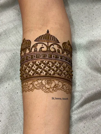 The design is expanded with a jaal (net) pattern, a technique that requires a steady hand and which we practice extensively.
