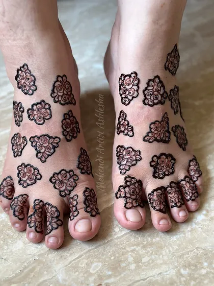 A minimalist feet design with scattered floral motifs. This is a quick and pretty option for festivals or for guests at a wedding.