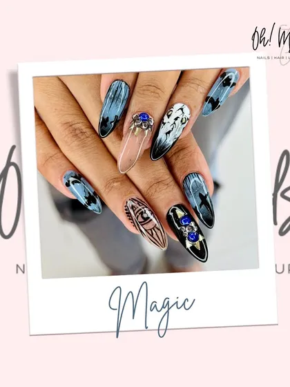 For those who love a touch of drama, this set features a striking combination of black and blue abstract art, intricate linework, and bold sapphire-blue crystal embellishments. It’s a perfect example of how we turn nails into a dark, dreamy masterpiece.