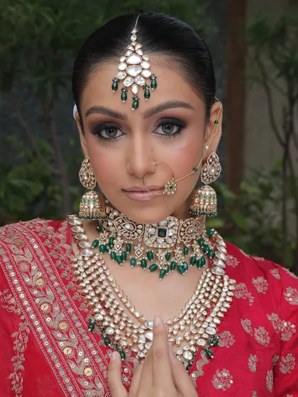 Your complete bridal look is just a rental away. This traditional set includes a choker, layered haar, jhumka earrings, maang tikka, and nath, ensuring you have every piece you need to shine.